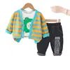 Conjunto de Primavera para Niños 2026 Nuevo Elegante Niño Pequeño Casual Rayas Manga Larga Cárdigan Conjunto de Tres Piezas Dibujos Animados Genial