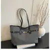 Bolso de Hombro Tipo Tote Retro de Gran Capacidad Transfronterizo 2026 Bolso de Hombro de Moda para el Trabajo Bolso Versátil de Alta Gama para Debajo del Brazo