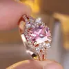 Anel de Noivado Rongxing Estilo Levemente Luxuoso Transfronteiriço Retangular com Pedra Principal, Cravejado com Acentos de Diamante e Aro Dividido, Anel de Presente