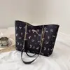 Bolsa Graffiti Feminina 2026 Novo Estilo Fashionável Estudante Universitário Deslocamento Diário Versátil Bolsa de Ombro Único Bolsa Tote de Grande Capacidade