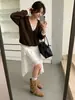 Nuevo suéter de punto con cuello en V para principios de otoño de 2026 con diseño de dos piezas falsas, casual y de corte holgado, elegante y adelgazante