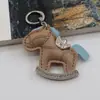 Bestseller transfronteiriço: Chaveiro "Fique Rico Logo" cravejado de diamantes, pingente de bolsa cavalo de balanço em PU, cavalo pequeno criativo estilo ins, atacado de fábrica