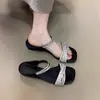 2026 Nova Sandália Feminina Romana Romana de Uma Tira com Strass, Bico Aberto, Salto Baixo, Slip-On, Confortável, Versátil