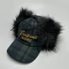 Gorras de Béisbol Estilo Coreano Retro Cuadros Bordado de Letras para Hombres y Mujeres Cálidas Ligeras Visera Exterior Gorros Lei Feng Venta al por Mayor
