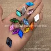 Venta al por mayor de fábrica color diamante acrílico taladro para coser a mano plano prismático fondo plano doble agujero taladro accesorios para ropa accesorios strass