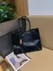 Bolsa de Ombro Transfronteiriça de Comércio Exterior Feminina Grande Capacidade Moda Versátil Bolsa de Braço para o Dia a Dia Couro Genuíno Rebite Bolsa de Motociclista Portátil