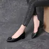 Zapatos de mujer de punta fina con tacones gruesos y suelas planas, nuevos y versátiles zapatos de trabajo elegantes para el otoño de 2025, zapatos de mujer de cuero suave