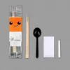 Palillos desechables, un juego de cuatro, que incluye una cuchara, palillos de dientes y servilletas de papel; un juego de tres para uso doméstico
