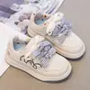 Padrão de desenho bordado no cabedal, laço de fita, tênis versáteis e estilosos para meninos e meninas, sapatos infantis para o início do outono de 2026