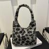 Bolso de hombro de moda para mujer, bolso de mano portátil de diseño de nicho, bolso de otoño, nuevo y hermoso, bolso de mano personalizado.