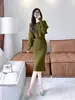 Elegante conjunto de dos piezas estilo coreano: vestido de longitud media sin hombros con suéter de punto de manga murciélago y tirantes