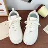 Zapatos blancos de verano para mujer para combinar con faldas, nuevo modelo 2026, zapatillas deportivas casuales de suela gruesa versátiles y de moda