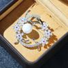 Elegante y elegante corona de flores de circón microincrustado chapada en oro, todo a juego, moda, broche de corsage de perlas artificiales, accesorios para mujer