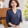Blusa de Tricô com Decote V de Outono para Mãe 2026 Nova Moda Primavera-Outono Suéter Soltinho Fashion para Mulheres de Meia-Idade e Idosas