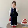 Conjunto de Tres Piezas de Camisa de Mezclilla con Encaje Estilo Coreano para Niñas Estilo Primavera/Otoño 2026 Nuevo Conjunto Elegante para Niña Pequeña Moderno