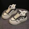 Zapatos de plataforma de caña alta con suela gruesa para mujer 2026 nuevo estilo de invierno forrados de felpa que aumentan la altura zapatos blancos zapatillas versátiles y elegantes para mujer