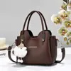 Bolso minimalista de mujer estilo coreano, bolso de mano versátil de cuero suave de alta gama con colgante de bola pequeña, adecuado para el uso diario, bolso de hombro o cruzado