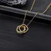 Colar Pingente Anel Duplo com Números Romanos para Homens, Moderno e Versátil, Acessório Simples e Elegante para Mulheres, Luxo Leve com um Toque Sofisticado