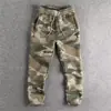 Nova coleção de outono: calça atlética casual masculina estilosa e versátil, perfeita para corrida, com design camuflado e perna afunilada