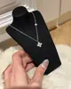 Novo Colar de Trevo de Quatro Folhas Duplo Dourado para Mulheres, Elegante e Luxuoso, Único e Simples, Versátil, Atacado na Transmissão ao Vivo do Douyin
