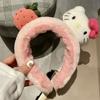 Diadema de felpa con forma de gato KT de fresa para mujer, bonita y novedosa, para lavarse la cara, aplicar mascarilla, sello para el cabello, accesorio antideslizante para la cabeza