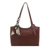 Bolso de Mano con Bufanda de Seda de Diseño de Nicho Otoño 2025 Nuevo Bolso Versátil para Hombro y Axila Bolso Tote Retro para el Trabajo