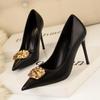 323-7 Sapatos de salto alto elegantes estilo europeu e americano para banquete, sapatos femininos, salto agulha, decote baixo, bico fino, fivela metálica decorativa