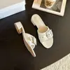 Sandalias nuevas de 2026 con hebilla cuadrada de pedrería y tacón grueso para mujer, para uso exterior en verano, elegantes y con estilo, pantuflas de tacón medio, stock de fábrica