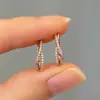Pendientes Simples y Compactos para Viajes Transfronterizos Cao Shi, Elegante Diseño de Línea con Circonita Microincrustada, Estilo Diario Moderno y Exquisito