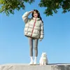 Chaqueta de Algodón Holgada y Cálida con Capucha para Parejas Mujer 2026 Invierno Corta Tallas Grandes Protectora Gruesa para el Frío al Aire Libre