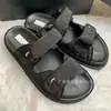 Serie de Comercio Exterior al por Mayor Nuevo Estilo Primavera y Verano 2026 Pantuflas con Patrón de Rombo para Mujer, Sandalias de Playa con Velcro de Suela Gruesa para Mujer