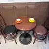 Juego de Mesa y Sillas de Cafetería Retro Estilo Americano, Mesa Redonda Pequeña para Tiendas de Té de Leche, Postres y Sopas Dulces, Mesas y Sillas de Madera Maciza para Uso Comercial en Restaurantes Occidentales