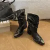 Botas de Pierna Media Adelgazantes con Remaches Estilo Europeo para Mujer 2026 Otoño Nuevo Llegada Punta Puntiaguda Tacón Grueso Botas de Moda Versátiles que Aumentan la Altura Botas Cortas