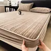 Manta Acolchada de Color Liso Espesa de Felpa de Leche Cubierta de Cama Sábana Cálida de Invierno Protector de Colchón Juego de Sábanas de Franela