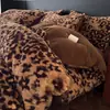 Manta con Estampado de Leopardo Maillard de Piel de Conejo Juego de Cuatro Piezas Invierno Engrosado Cálido Sábana Bajera y Funda de Edredón de Terciopelo de Leche Ropa de Cama