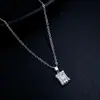 Collar Cruzado Europeo y Americano de Circonita Cubo Pequeño, Diseño de Nicho de Lujo Ligero, Completamente Incrustado de Diamantes, Accesorio de Joyería con Colgante Versátil