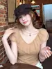 Camiseta de manga corta color caqui con volantes y cuello en V estilo coreano para mujer, top de verano ajustado a la cintura con mangas abullonadas para figuras petite