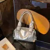 2026 Nova Bolsa de Axila com Rebites Estilo Coreano Bolsa de Ombro Único Transversal de Ombro Moda Versátil Bolsa de Mão para o Dia a Dia