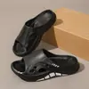 Chinelos de Praia Masculinos de Verão Sapatos com Furos de Solado Grosso para Uso Externo Antiderrapantes Sensação de Cocô Sandálias de Tira Única EVA Masculinas