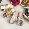 Zapatos casuales estilo desgastado en color rosa para niñas, nueva colección primavera/otoño 2026, zapatos con estampado de estrellas, zapatillas deportivas para niños, tenis versátiles