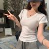 Playera de Hombro con Cuello en V y Manga Corta para Mujer Verano 2025 Nuevo Diseño Nicho Sentido Ajuste Delgado Adelgazante Top Elegante