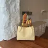 Bolsa tote com estampa de estrelas para menina, nova bolsa de ombro grande para o dia a dia com decoração de corrente, bolsa de mão casual