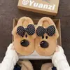 Pantufas de algodão fofas e divertidas com tema de cachorro para mulheres, nova coleção outono/inverno 2026, com bolinhas, um laço e um forro macio e quente para usar em casa