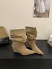 Primer Encuentro Ji Retro Botas de Caña Ancha Adelgazantes Arrugadas Apiladas para Mujer 2026 Nuevo Punta Puntiaguda Tacón de Cuña Temperamento Arrugadas de Media Caña