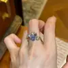 Anillo de diamantes brillante de alta gama estilo vintage, lujo ligero, retro exquisito, diseño de nicho único, creativo, moderno, anillo versátil