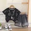 Conjunto de Roupa para Meninos com Estampa da Letra V Manga Curta Verão 2026 Novo Conjunto de Duas Peças Elegante de Shorts Jeans e Colar para Crianças 3