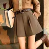 Foto real de shorts de alfaiataria femininos pretos, novo modelo 2026, adequado para primavera e verão, super popular, cintura alta evasê, calça feminina branca muito estilosa