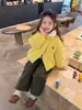 Casaco de algodão forrado com fleece para meninas, novo casaco de algodão estilo coreano com desenho animado para crianças outono/inverno 2026, peça de outer wear fofa e casual