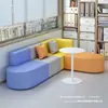 Oficina, guardería, vestíbulo de institución de formación, área de ocio y descanso, recepción, juego de sofá y mesa de centro para apartamento pequeño y sencillo