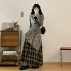 Nova coleção de primavera e verão: um conjunto de duas peças chique e atraente apresentando um top versátil com decote acampanado, uma saia e um cinto - um traje de três peças casual e fashion